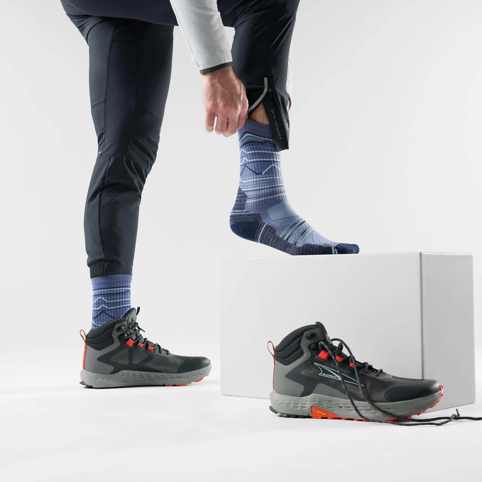 Hike Mountain Range Pattern Crew Socks - Nightfall Blue